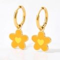 Orecchini a cerchio in acciaio dorato con fiore in smalto arancione e cuore giallo - Cuore di Fiore Giallo Arancio (KDE695)