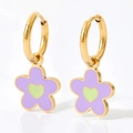 Orecchini a cerchio dorati con ciondolo a fiore viola e cuore verde smaltato - Fiore Viola Cuore Verde (KDE692)
