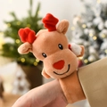 Dettaglio del braccialetto a scatto alce in peluche al polso con luci bokeh natalizie - Stile Renna di Peluche / Marrone