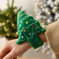 Dettaglio del ricamo sul braccialetto ad albero di Natale in peluche verde e fregi - Stile Albero di Natale di Peluche / Verde