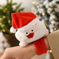 Dettaglio del bracciale a scatto Babbo Natale in peluche con ricami festivi e tessuto - Stile Babbo Natale di Peluche / Rosso
