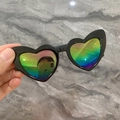 Détail de lunettes de soleil coeur pour enfants avec monture noire et verres irisés - Monture Noir Brillant Verres Arc-en-ciel