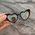 Détail de lunettes de soleil en forme de cœur avec monture noire et verres miroir argent - Noir Brillant / Argent