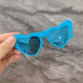 Détail des lunettes de soleil pour enfants en forme de cœur bleu avec monture en plastique - Monture Bleue Verres Miroir Bleus