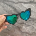 Détail de lunettes de soleil en cœur avec monture noire et verres miroir dégradé bleu - Monture Noir Brillant Verres Miroir Vert