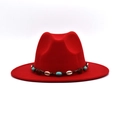 Detail eines roten Wollhutes mit Ethno-Verzierung aus Perlen und Muscheln - M (56-58cm) / Rot