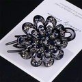 Détail d'une pince à cheveux fleur en cristal avec strass bleu foncé sur base sombre - Gris Bleu Encre