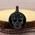 Dettaglio della collana con ciondolo teschio con motivi a stelle e occhi a cuore - Teschio stellato / Nero