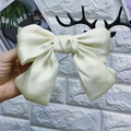 Große cremefarbene Satin-Haarschleife mit seidigem Glanz für elegante Frisuren - Federclips / Weiß