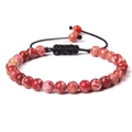 Makroaufnahme von 6mm roten Natursteinperlen an einem verstellbaren, handgewebten Armband - Roter Kaiserstein