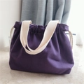 Dettaglio della borsa in tela viola con coulisse, manici in cotone e trama intrecciata - Viola