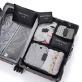 Detailaufnahme von Reise-Organizer-Taschen, ordentlich im Koffer für einfaches Packen. - Schwarz