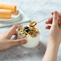 Cucchiaio in vetro resistente al calore per aggiungere miele allo yogurt e ai mirtilli - Ambra