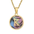 Collar de acero inoxidable chapado en oro 18K con colgante de nácar de colores y letra K - Oro K