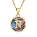 Elegante collar de acero bañado en oro de 18K con letra N e incrustación de nácar - Oro N