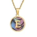 Collar de acero de titanio chapado en oro 18K con colgante redondo de nácar y letra E dorada - Oro E