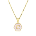 Collar hexagonal dorado con incrustación de esmalte rosa y colgante de letra C 3D - Concha Rosa C