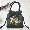 Detail van vintage groene satijnen emmer tas met handgemaakte bloemen borduurwerk - Zwart