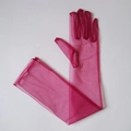 Detailansicht der magentafarbenen Brauthandschuhe aus Mesh mit feiner Nahtverarbeitung - 55cm / Burgunderrot