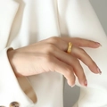 Elegante anello dorato in acciaio al titanio con rilievi di stelle e lune e zircone - US 6 / Oro