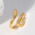 Anillo de serpiente dorado minimalista con textura de escamas en roca blanca - Talla 7 (Ajustable) / Dorado