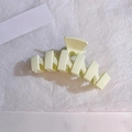 Pinza per capelli opaca giallo crema su un elegante sfondo bianco strutturato - Beige