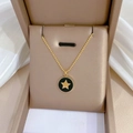 Collana minimalista in acciaio al titanio dorato con ciondolo a stella nero in scatola - Stile pentagramma tondo nero (K417黑金)
