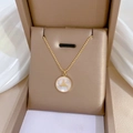 Dettaglio del ciondolo a coda di sirena dorata con inserto bianco su collana oro - Acciaio al titanio / Oro / Conchiglia Bianca (K433)