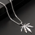 Punk-Edelstahlkette mit silbernem Hanfblatt-Anhänger auf einer schwarzen Geschenkbox - Silberner Ahornblatt-Stil