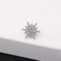 Spilla a stella d'argento scintillante con cristalli su base espositiva bianca - Argento Strass Bianco