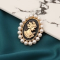 Spilla vintage in rilievo con profilo di donna dorato e bordo di perle su seta - Piccolo / Nero