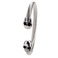 Detalle del brazalete de acero trenzado plateado con cabezas de calavera talladas en los extremos - Color Acero/Calavera de Ojos Negros