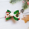 Detail einer grünen Glitzer-Weihnachtsschleife mit Weihnachtsmann und Tannenbaum - Weihnachtsbaum Schleife