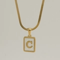 Macro-opname van de gouden vierkante hanger met schelpinleg en de verhoogde letter C - Letter C