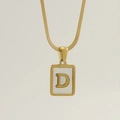 Gouden ketting met vierkante schelphanger en letter D op een platte slangenketting - Letter D