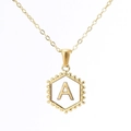 Gouden zeshoekige halsketting met reliëfletter A en kralenrand aan een fijne schakelketting - Met ketting / Goud - Letter A