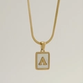 Minimalistische halsketting met vierkante schelphanger en gouden letter A, slangketting - Letter A
