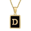 Dettaglio della collana in acciaio inossidabile dorato 18K con ciondolo a lettera D nera - Lettera D