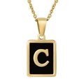 Dettaglio del ciondolo quadrato in oro 18K con smalto nero e lettera C su catena fine - Lettera C