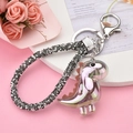 Nahaufnahme von holografischem Dino-Schlüsselanhänger mit glänzendem Strass-Armband - Silberschnalle + Dinosaurier + Strassband / Grau