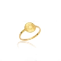 Makroaufnahme eines 18K vergoldeten Edelstahlrings mit eingravierter Sonne auf weißem Grund - US 6 / 3714G-Gold-Sonnenmuster