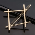 Macro di una molletta quadrata dorata con cornice geometrica in lega minimalista - Quadrato / Oro