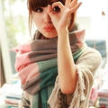 Dettaglio della sciarpa a quadri rosa e verde con lunghe frange per l'autunno inverno - Quadri Rosa e Verdi
