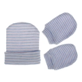 Dettaglio del set neonato con berretto e muffole a righe blu, bianche e rosa - Strisce Blu Rosa e Bianco