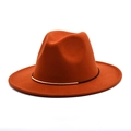 Détail d'un chapeau fedora en laine caramel avec ruban noir et garniture dorée - M (56-58cm) / Couleur caramel