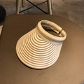 Stroh-Sonnenvisier mit beige-weißen Streifen und breiter Krempe für den Sommer am Strand - M (56-58cm) / Hellkaffee