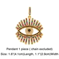 Vue détaillée du pendentif œil protecteur plaqué or avec des pierres de zircon colorées - Pendentif Mauvais Œil avec Cils