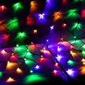 Detalle de red de luces LED solares de colores con bombillas rojas, verdes y azules - 100 LED 1,1m*1,1m / Colorido
