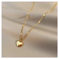 Elegante collar de corazón dorado con grabado Love sobre fondo de seda - Dorado Corazón