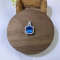 Dettaglio del ciondolo a boccetta di profumo con gemma blu e micro zirconi incastonati - Blu Mare (Ciondolo Singolo)